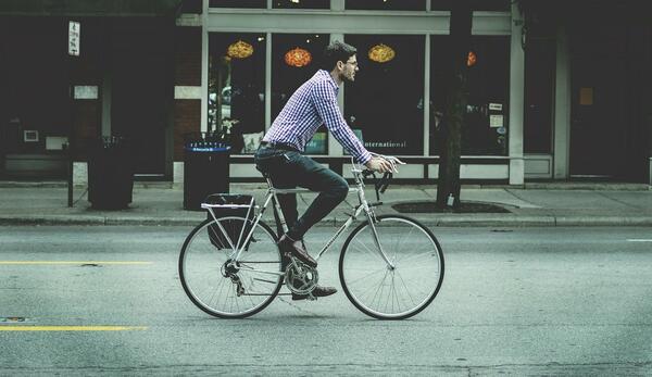 Bild vergrern: Mann mit Fahrrad